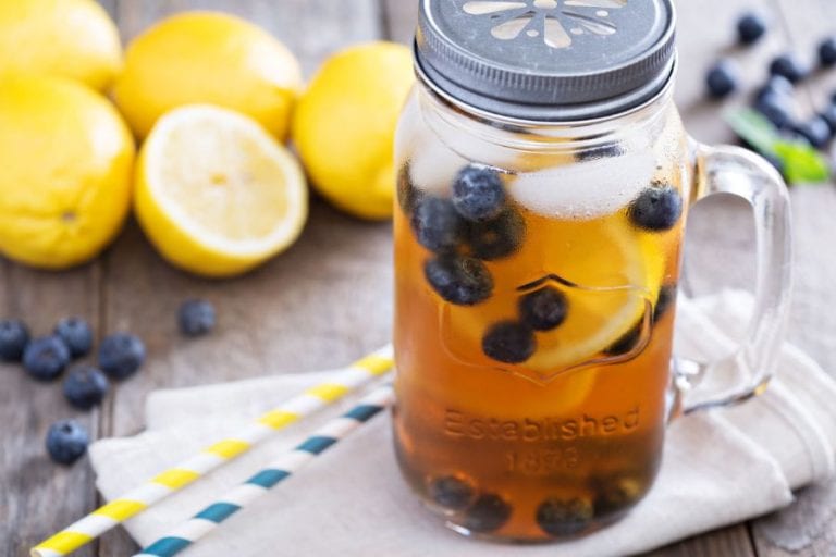Iced tea with lemon and blueberries
