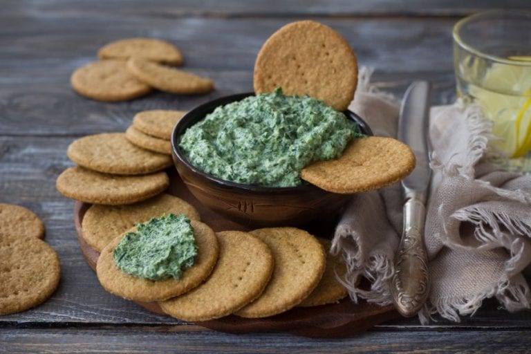 Crackers and Spinach Dip