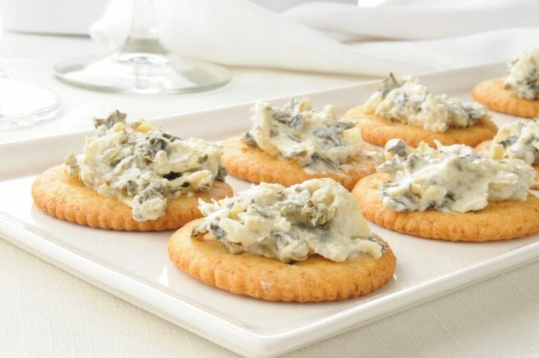 Crackers with Spinach Artichoke Spread