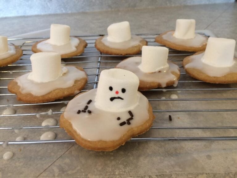 Using marshmallows as frosting on cookies