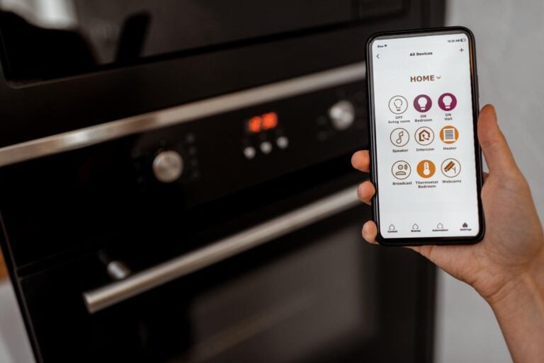 Controlling an oven with a smartphone